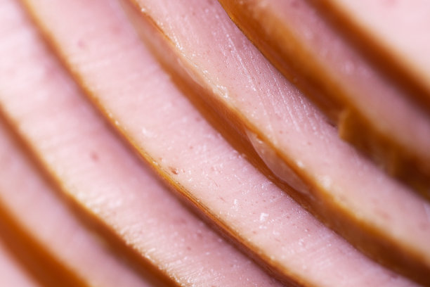 一片片美味的煮香肠图片下载