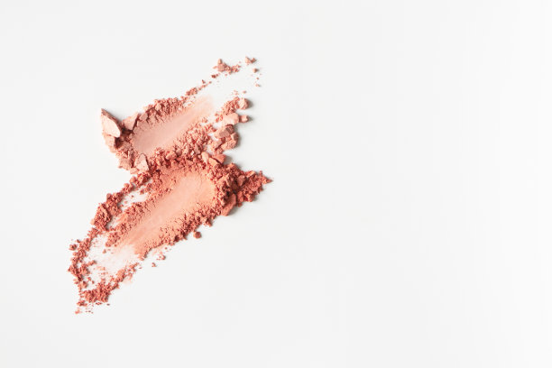哑光腮红污点的白色背景与复制空间，特写。裸色调纹理粉眼影，微距。矿物化妆品图片下载