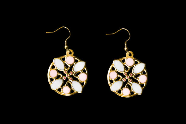 金耳环孤立图片下载