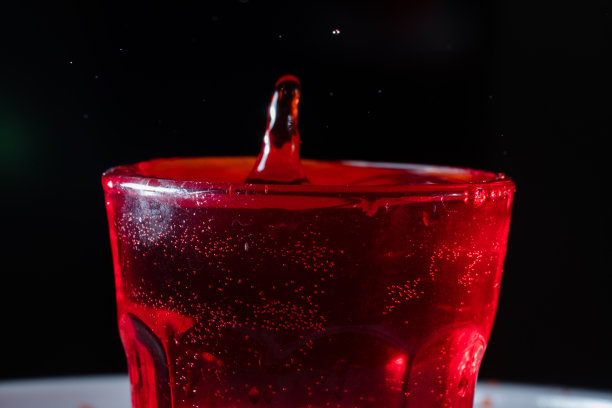 红色液体滴数图片下载