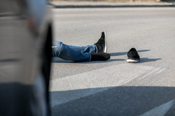 交通事故。一个年轻人被车撞了图片下载