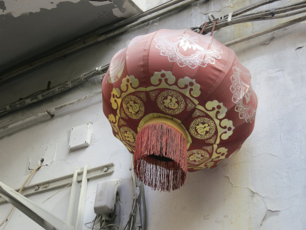 那不勒斯街头的墙上挂着中国灯笼图片下载