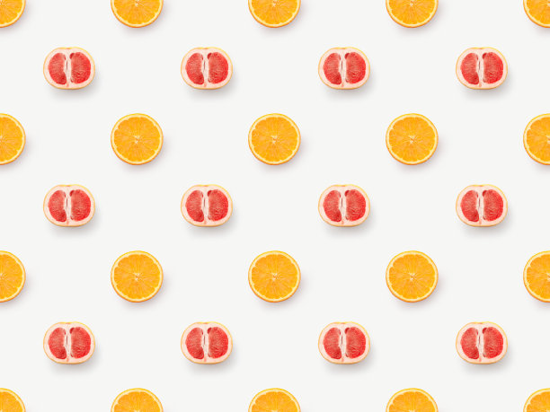 俯视图柚子的一半和橙色片在白色的背景图片下载