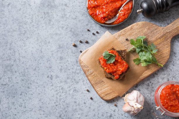 一片黑麦面包和ajvar。蔬菜酱烤红甜椒灰。巴尔干半岛的菜。空间的文本。前视图。图片下载