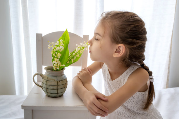 春天的概念与小女孩和鲜花图片下载