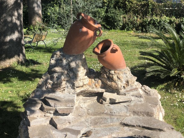 美丽的花盆装饰在花园里，给美妙的景色图片下载