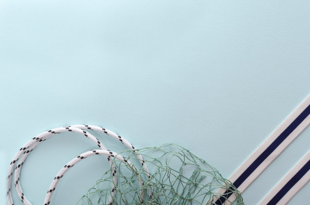 航海主题。蓝色海面上的绳索、胶带、渔网等海洋物品。设计空间图片下载