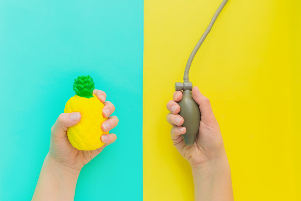 缓解压力的菠萝玩具和血压监测仪扁平拍摄图片下载