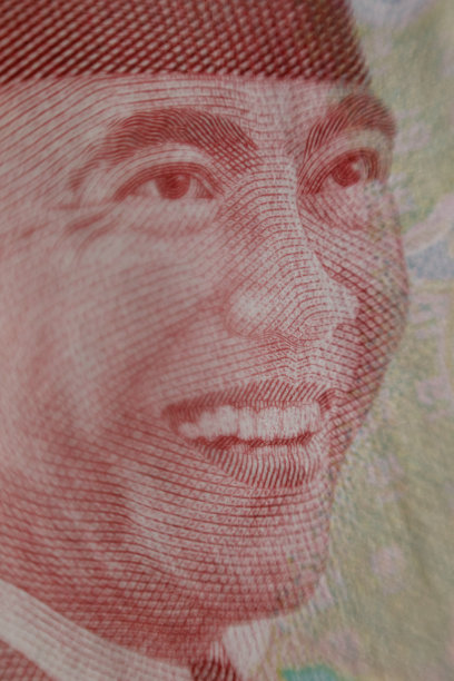 印尼第一任总统苏加诺肖像的十万印尼盾纸币（宏观拍摄）图片下载