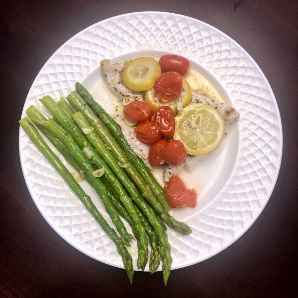 健康餐鳕鱼配芦笋图片下载