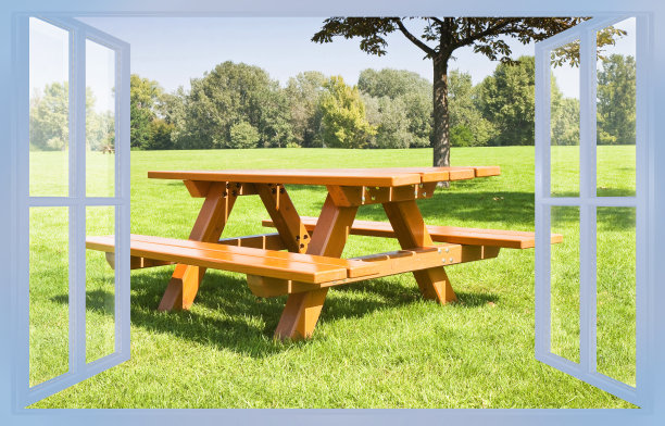 木制的新野餐桌子在一个公园的绿色草地上与树木的背景-概念图像图片下载
