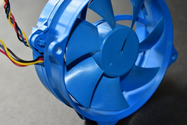 带电线的蓝色内部计算机冷却器图片下载