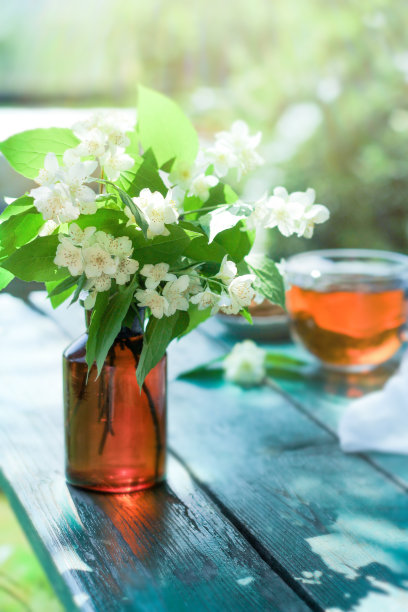 木桌上放着茉莉花茶图片下载