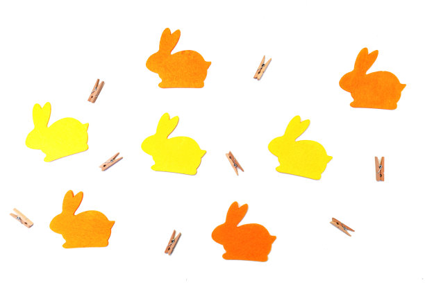 黄色的复活节主题，彩色的装饰在白色的桌子上。图片下载