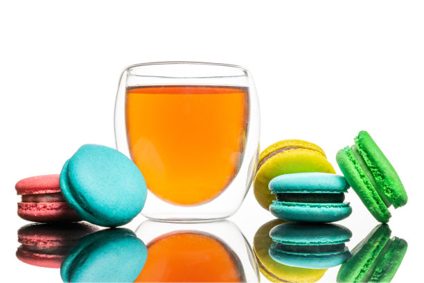 杯子里的红茶，杏仁饼干孤立在白色。色彩斑斓的法式杏仁饼干背景图片下载