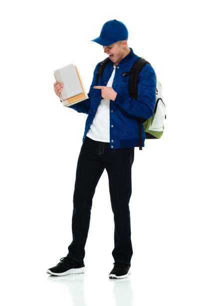 男生高中学生站着背着书包，拿着课本图片下载