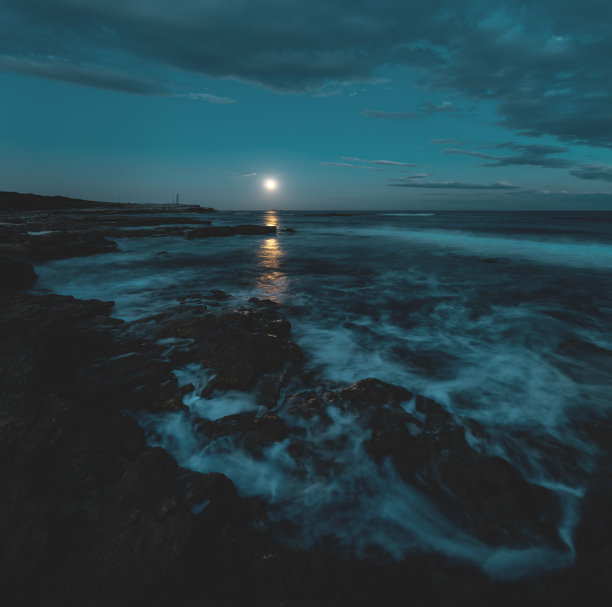 满月从海平面升起，海岸线轮廓剪影图片下载