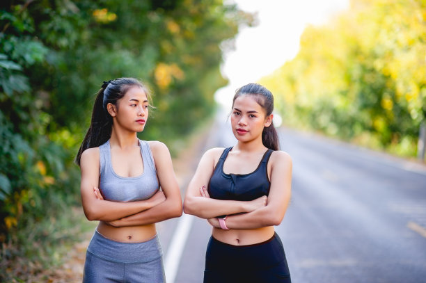 女人为了健康快乐地锻炼。运动的概念图片下载