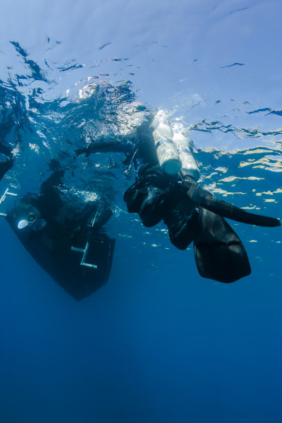 技术潜水员在深度潜水后到达船。图片下载