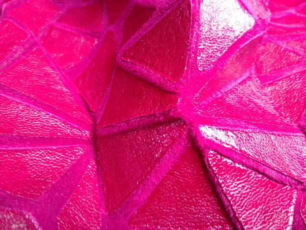 漂亮的鲜红色皮革片缝成一个单一的结构图片下载