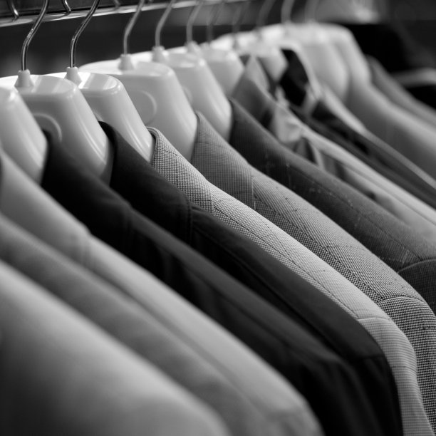 经典的男士时尚夹克挂在衣架上图片下载