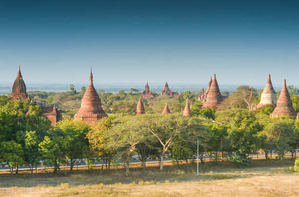曼德勒蒲甘日出时的寺庙和宝塔图片下载