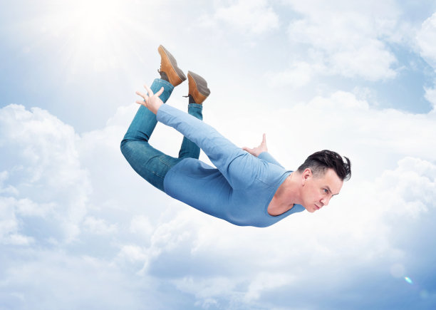 疯狂绝望的人穿着休闲装在天空中飞翔。跳投的概念图片下载