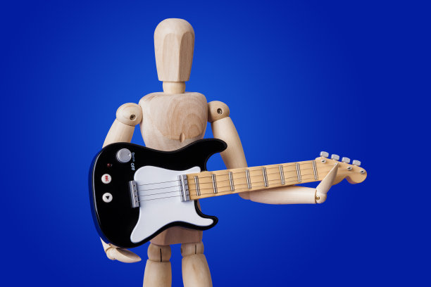 木制玩具人物与电吉他上的蓝色图片下载