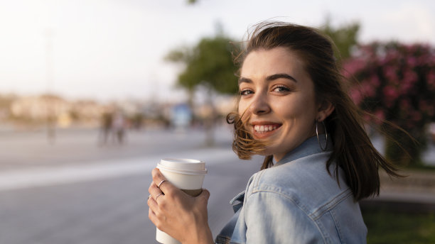 蓝眼睛的女人在喝咖啡图片下载