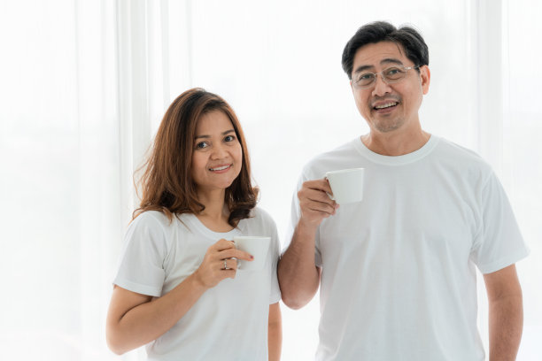 快乐的亚洲老年夫妇有美好的时间在家里。老年人退休与健康公民老年观念。图片下载