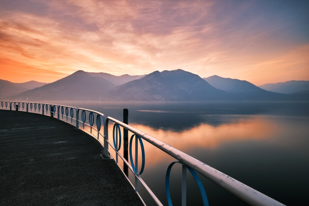 日落时的伊塞奥湖的露台视图图片下载