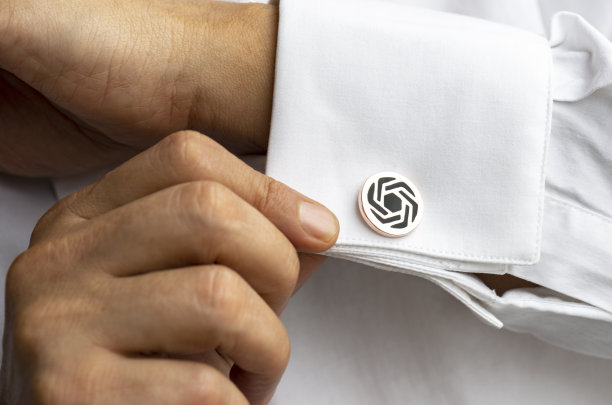 男人的手调整袖扣的特写图片下载