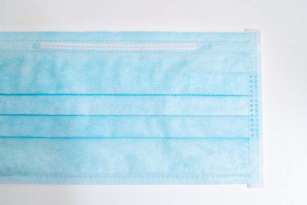 带橡胶耳带的外科口罩。典型的三层外科口罩，用以覆盖口鼻。防止细菌滋生。保护的概念。图片下载