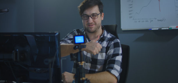 一名男子正在办公室录制视频博客图片下载