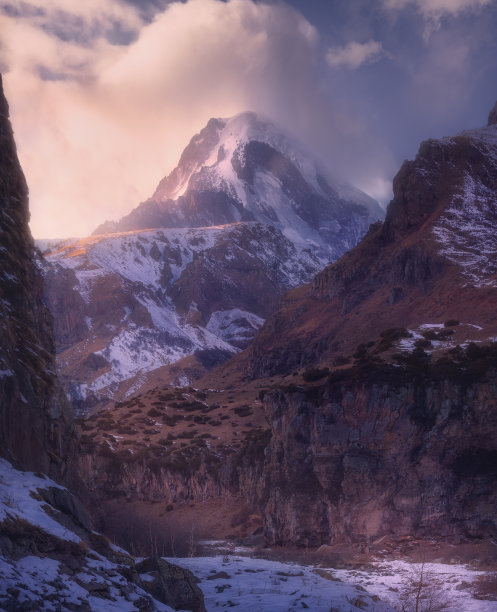 一个美丽的景色朦胧的山哈萨克图片下载