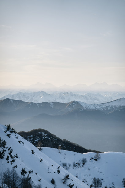 日出时的山脉美景图片下载