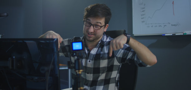 一名男子正在办公室录制视频博客图片下载