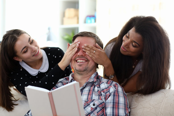 快乐微笑的女性图片下载