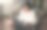 微笑的自由职业者在咖啡馆工作图片下载