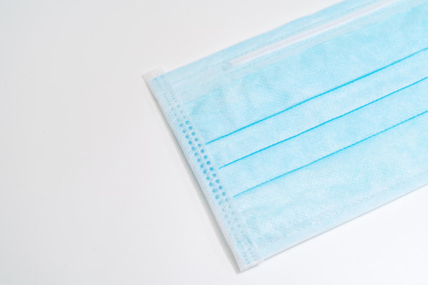 带橡胶耳带的外科口罩。典型的三层外科口罩，用以覆盖口鼻。防止细菌滋生。保护的概念。图片下载