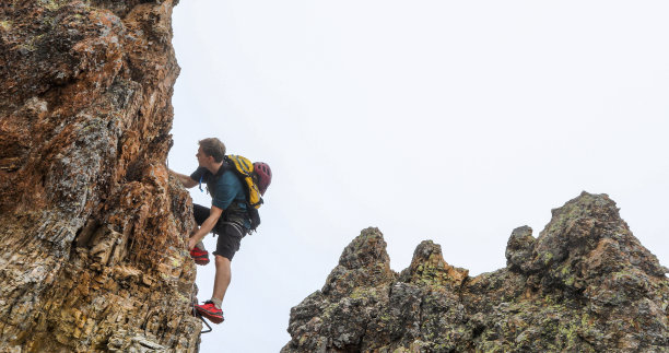 一个年轻人在雾中爬过费拉塔山脊图片下载
