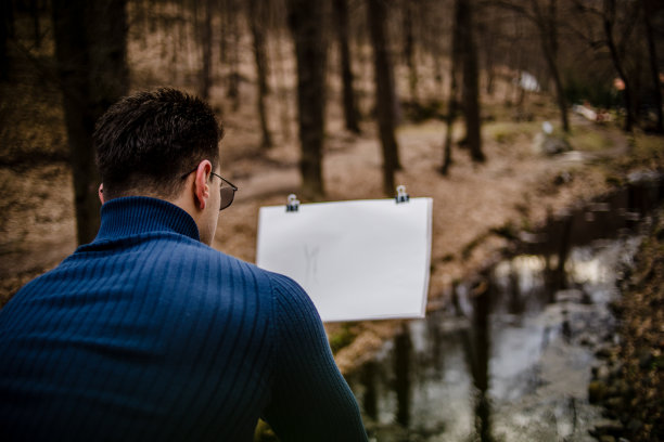 一位年轻的艺术家在大自然中作画图片下载