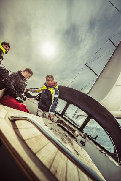 在帆船上的探险伙伴图片下载