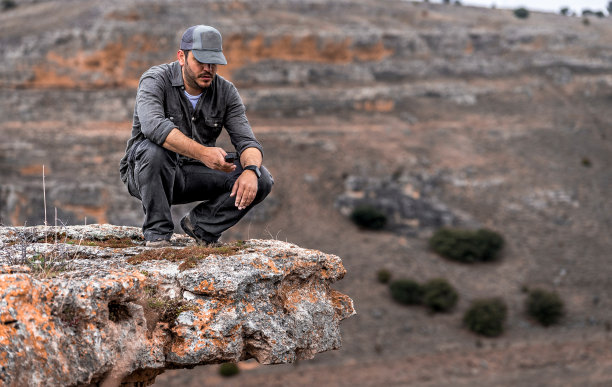 山脊上的探险家图片下载