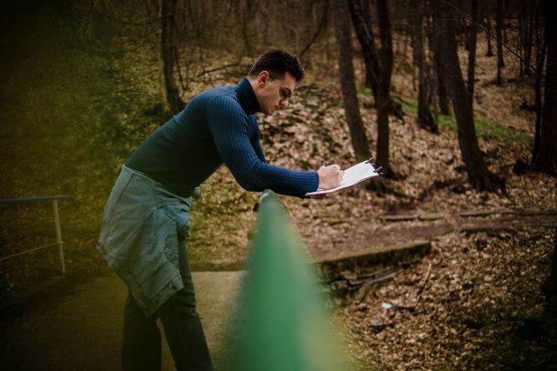 一位年轻的艺术家在大自然中作画图片下载