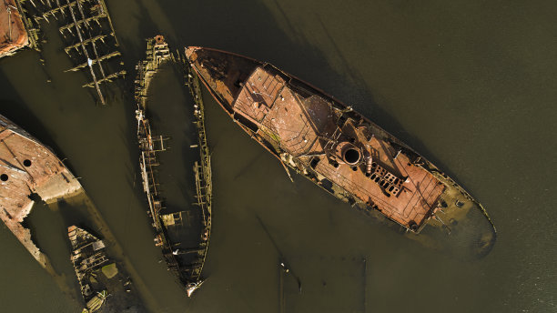 美国纽约史泰登岛的船墓地。俯视，正上方由无人机拍摄的航拍照片。图片下载