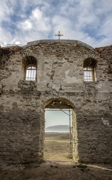 一个教堂的正面对着日雷布切沃大坝。图片下载