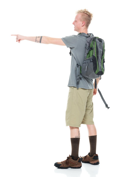 白人男性背包客徒步旅行在前面的白色背景穿着徒步靴和拿着包图片下载