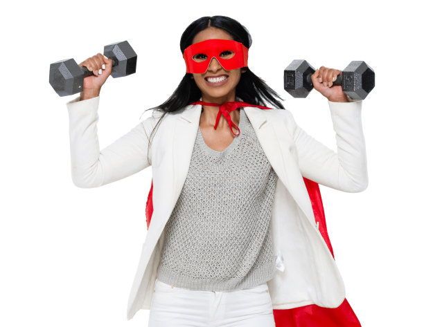 拉丁美洲和西班牙裔女性女英雄在白色背景前锻炼穿着时髦的休闲和积极与手重量图片下载