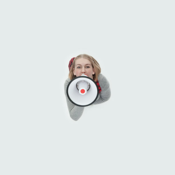 十几岁的初中生站在白色背景下，背着背包，拿着扩音器图片下载